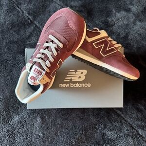 New Balance Men's Burgundy, White and Grey Sneakers. Brand New, Size 7